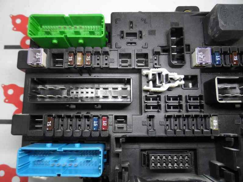 CAJA RELES FUSIBLES OPEL ASTRA H BERLINA 2004 1.4 16V (90 CV)