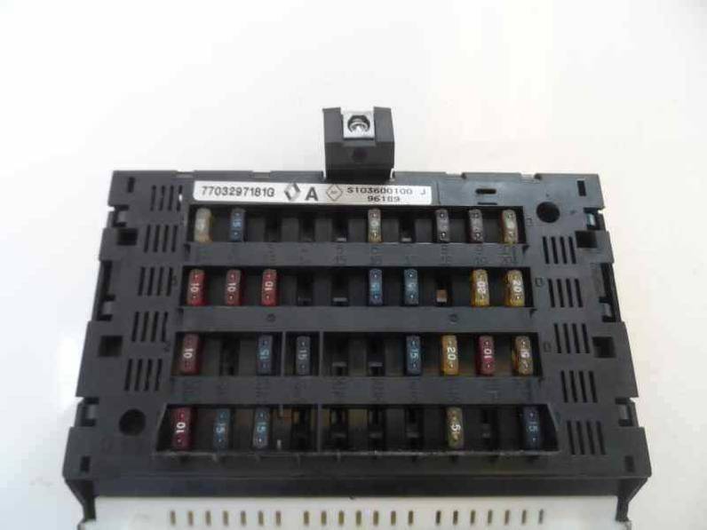 CAJA RELES FUSIBLES RENAULT MEGANE I BERLINA HATCHBACK 1996 1.4 (75 CV)