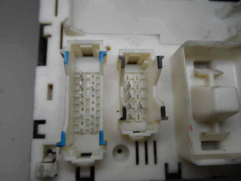 CAJA RELES FUSIBLES RENAULT MEGANE I BERLINA HATCHBACK 1996 1.4 (75 CV)