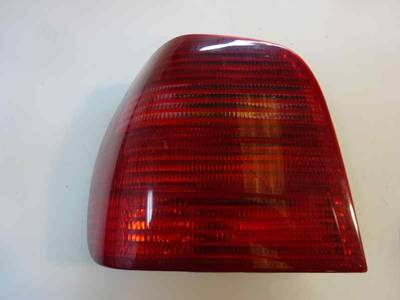 PILOTO TRASERO IZQUIERDO VOLKSWAGEN POLO BERLINA 2001 1.4 (60 CV)