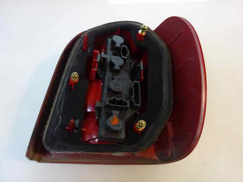 PILOTO TRASERO IZQUIERDO VOLKSWAGEN POLO BERLINA 2001 1.4 (60 CV)