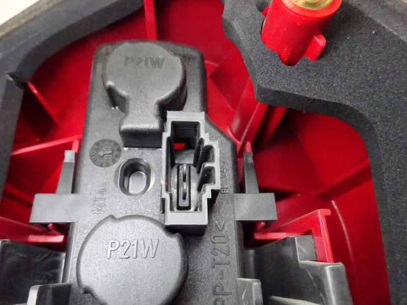 PILOTO TRASERO IZQUIERDO VOLKSWAGEN POLO BERLINA 2001 1.4 (60 CV)