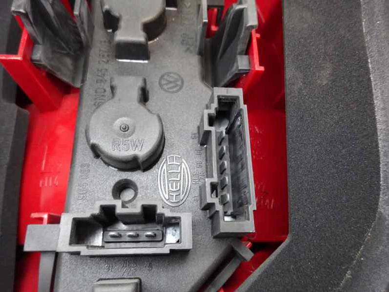 PILOTO TRASERO IZQUIERDO VOLKSWAGEN POLO BERLINA 2001 1.4 (60 CV)