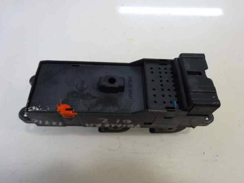 MANDO ELEVALUNAS DELANTERO IZQUIERDO NISSAN PRIMERA BERLINA 2000 2.0 TURBODIESEL (90 CV)