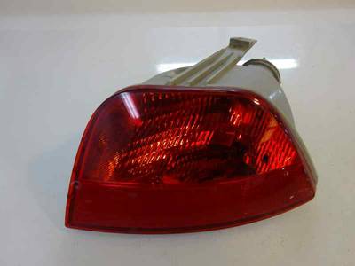 FARO ANTINIEBLA TRASERO IZQUIERDO FORD FOCUS BERLINA 2007 1.6 16V (101 CV)