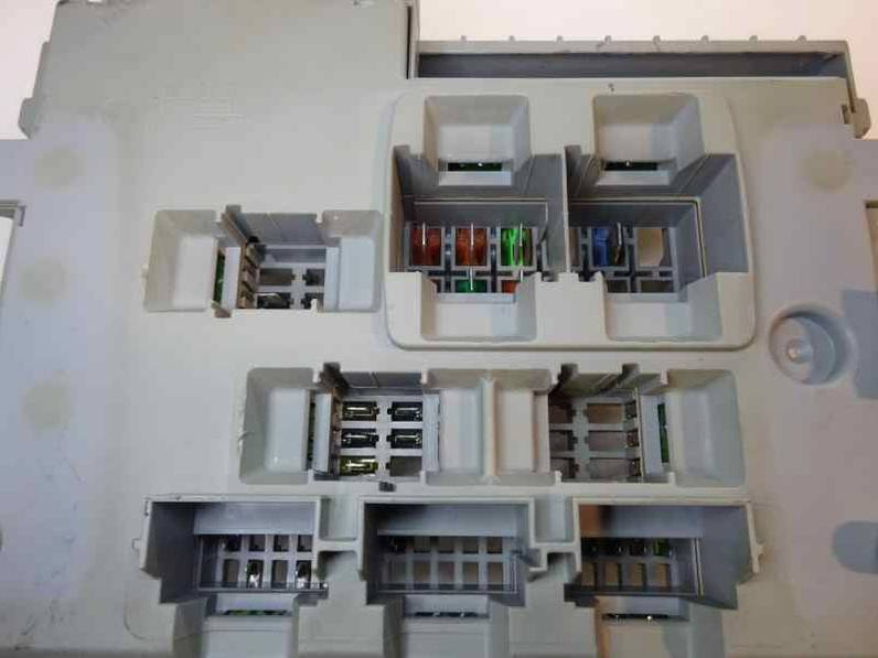 CAJA RELES FUSIBLES BMW SERIE 3 BERLINA 2006 2.0 16V D (163 CV)