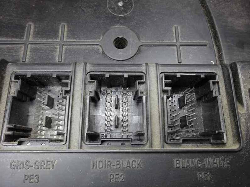 CAJA RELES FUSIBLES RENAULT MEGANE II CLASSIC BERLINA 2004 1.5 DCI D (101 CV)