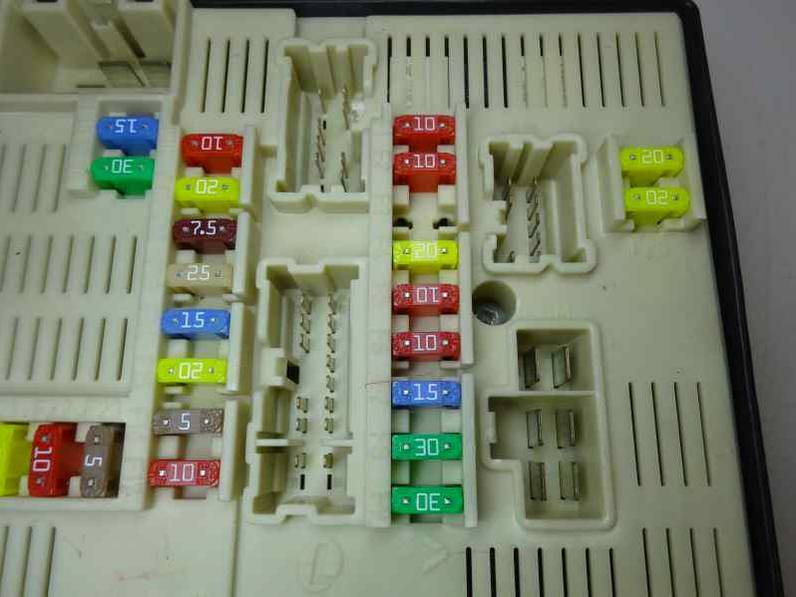 CAJA RELES FUSIBLES RENAULT MEGANE III SPORT TOURER 2011 1.5 DCI D FAP (90 CV)