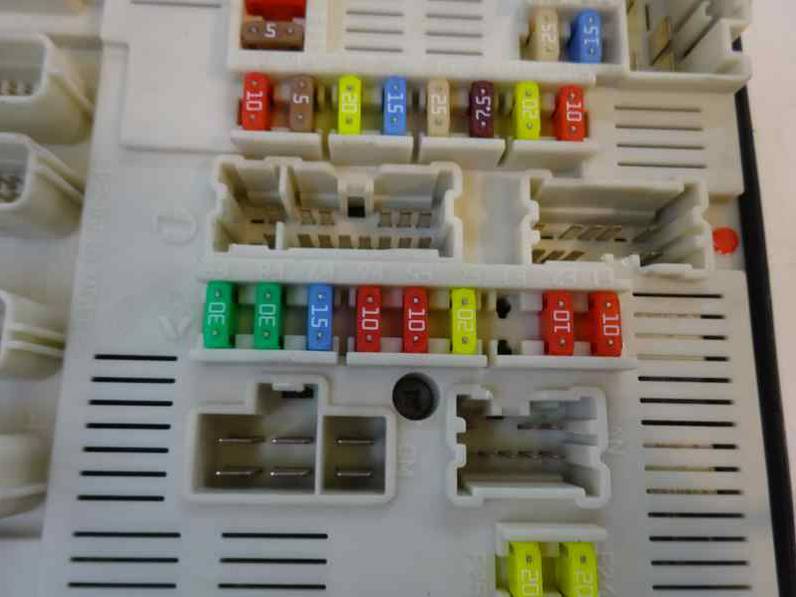 CAJA RELES FUSIBLES RENAULT MEGANE III BERLINA 5 P 2010 1.5 DCI D (106 CV)