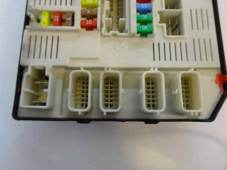 CAJA RELES FUSIBLES RENAULT MEGANE III BERLINA 5 P 2010 1.5 DCI D (106 CV)