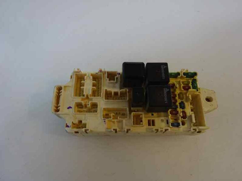 CAJA RELES FUSIBLES MITSUBISHI MONTERO 2001 3.2 DI-D (165 CV)