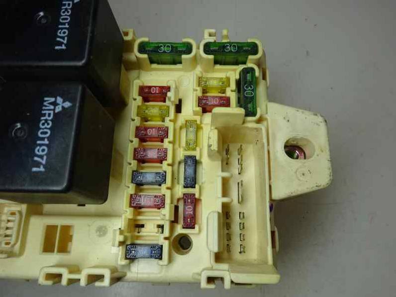 CAJA RELES FUSIBLES MITSUBISHI MONTERO 2001 3.2 DI-D (165 CV)