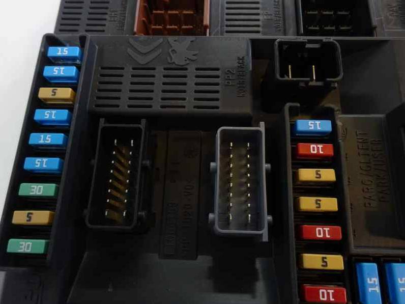 CAJA RELES FUSIBLES PEUGEOT 2008 2017 1.2 16V VTI (82 CV)