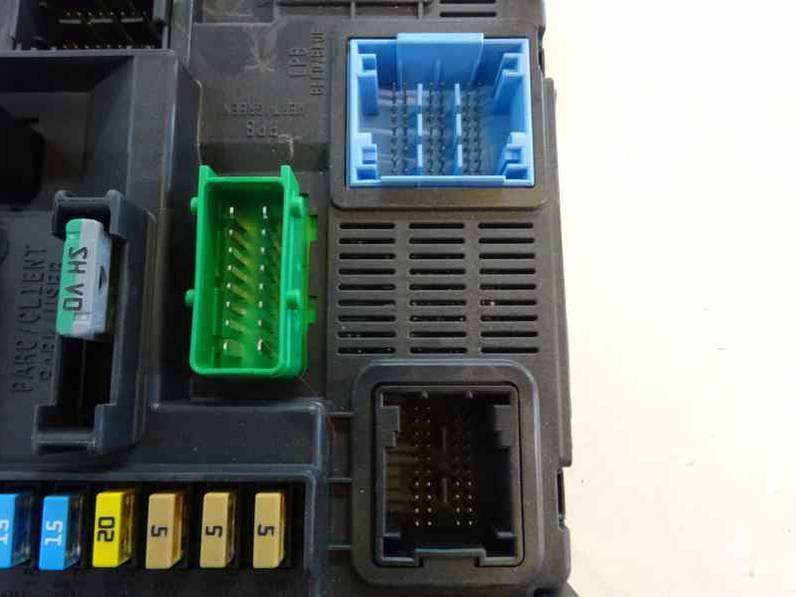 CAJA RELES FUSIBLES PEUGEOT 2008 2017 1.2 16V VTI (82 CV)