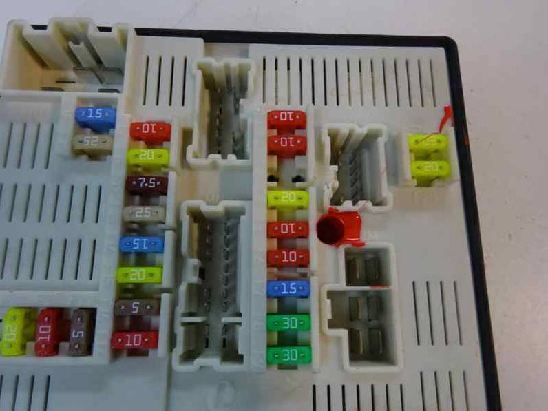 CAJA RELES FUSIBLES RENAULT MEGANE III BERLINA 5 P 2010 1.5 DCI D FAP (110 CV)
