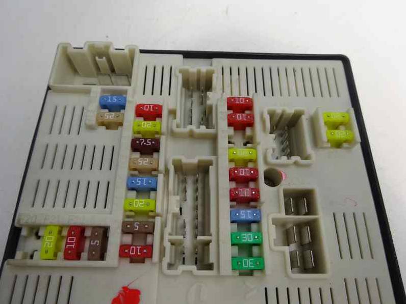 CAJA RELES FUSIBLES RENAULT MEGANE III BERLINA 5 P 2009 1.5 DCI D (86 CV)