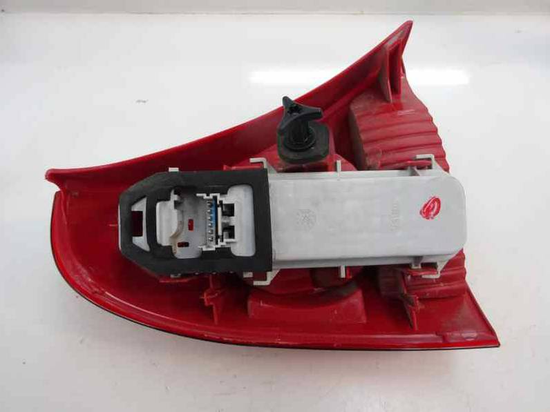 PILOTO TRASERO DERECHO RENAULT CLIO II FASE II 2003 1.2 (75 CV)