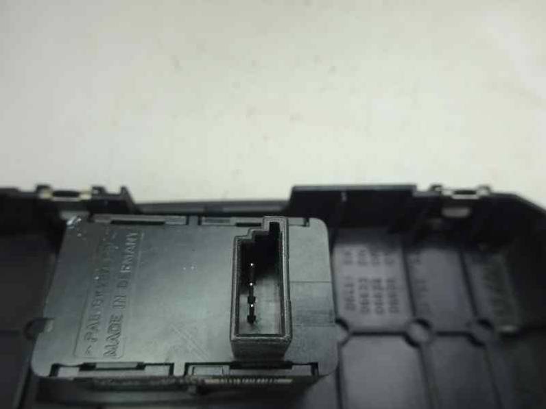 MANDO ELEVALUNAS DELANTERO DERECHO BMW SERIE 1 BERLINA 2009 2.0 TURBODIESEL (143 CV)