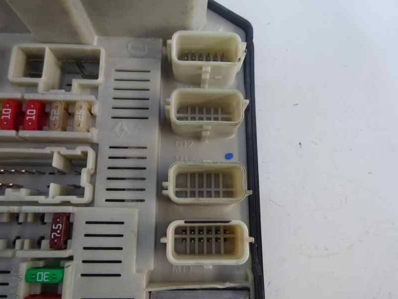 CAJA RELES FUSIBLES RENAULT MEGANE II CLASSIC BERLINA 2006 1.6 16V (112 CV)