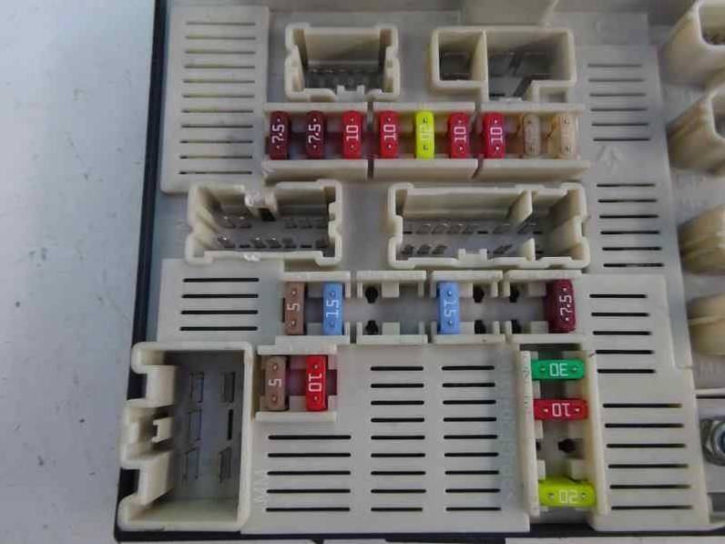 CAJA RELES FUSIBLES RENAULT MEGANE II CLASSIC BERLINA 2006 1.6 16V (112 CV)