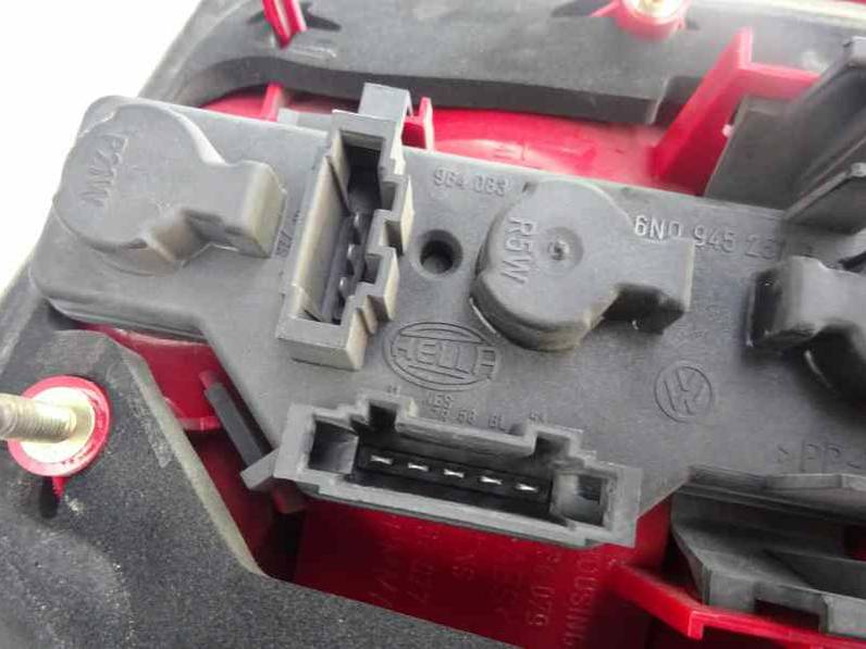 PILOTO TRASERO IZQUIERDO VOLKSWAGEN POLO BERLINA 2000 1.4 (60 CV)