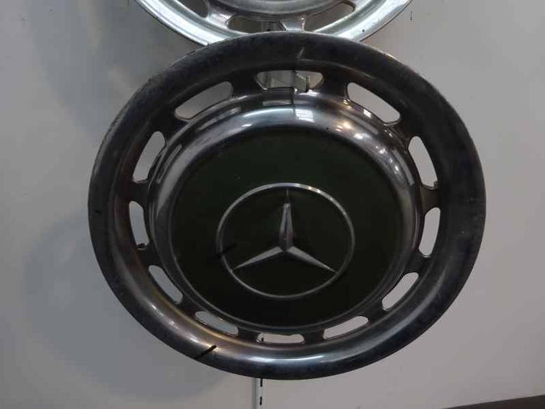 TAPACUBOS MERCEDES CLASE E BERLINA COUPE 1977 2.0 D (60 CV)