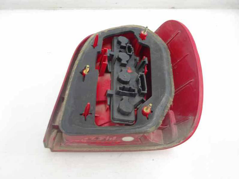 PILOTO TRASERO IZQUIERDO VOLKSWAGEN POLO BERLINA 2000 1.4 16V (75 CV)