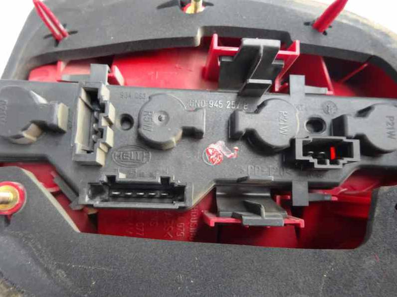 PILOTO TRASERO IZQUIERDO VOLKSWAGEN POLO BERLINA 2000 1.4 16V (75 CV)