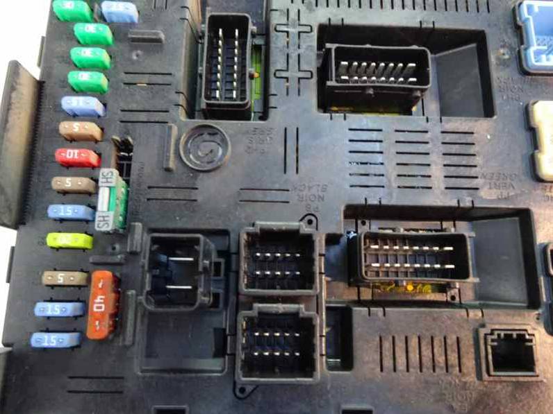 CAJA RELES FUSIBLES CITROEN C4 BERLINA 2005 1.4 16V (88 CV)