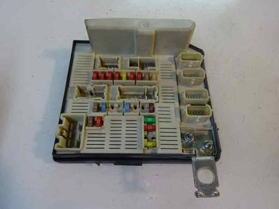 CAJA RELES FUSIBLES RENAULT MEGANE II BERLINA 3P 2008 1.4 16V (98 CV)
