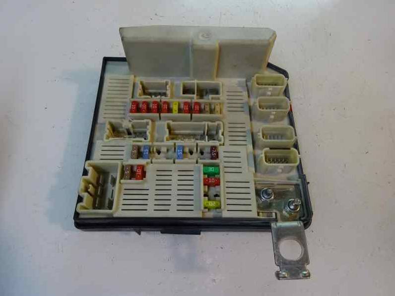 CAJA RELES FUSIBLES RENAULT MEGANE II BERLINA 3P 2008 1.4 16V (98 CV)