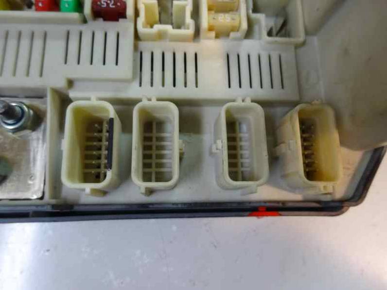 CAJA RELES FUSIBLES RENAULT MEGANE II BERLINA 3P 2008 1.4 16V (98 CV)