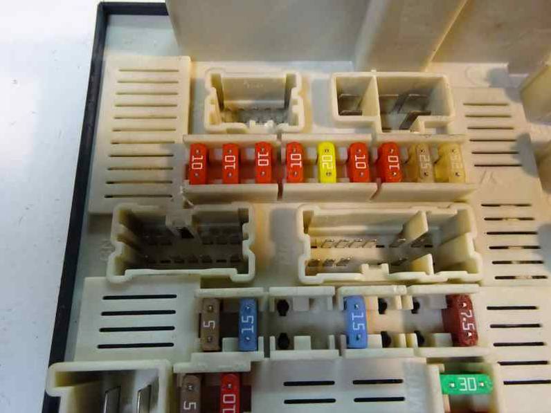 CAJA RELES FUSIBLES RENAULT MEGANE II BERLINA 3P 2008 1.4 16V (98 CV)