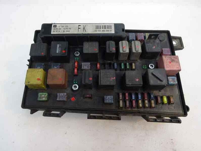 CAJA RELES FUSIBLES OPEL ASTRA H BERLINA 2004 1.7 16V CDTI (101 CV)