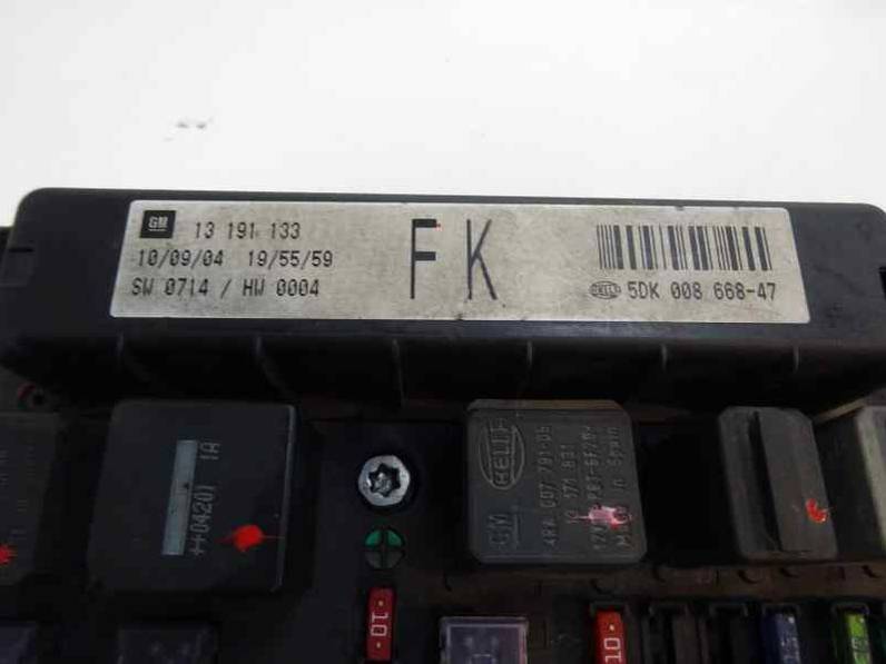 CAJA RELES FUSIBLES OPEL ASTRA H BERLINA 2004 1.7 16V CDTI (101 CV)