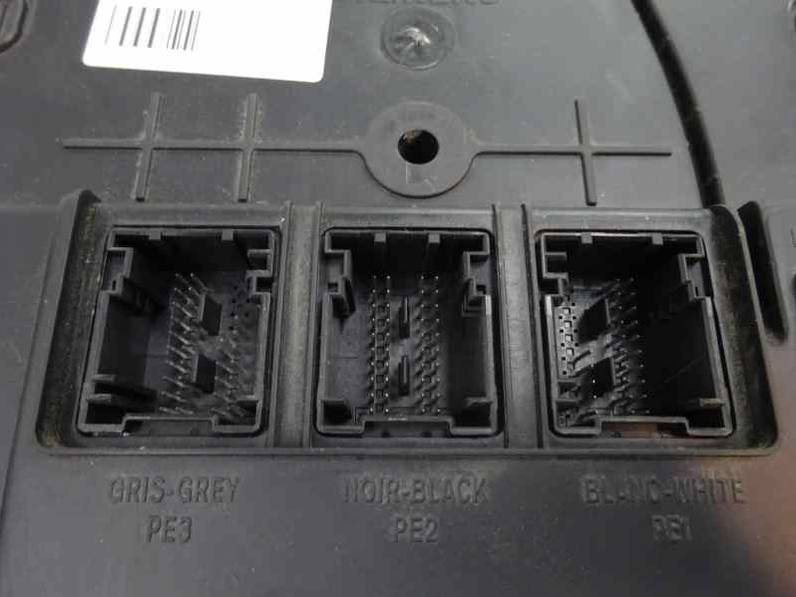 CAJA RELES FUSIBLES RENAULT MEGANE II BERLINA 5P 2006 1.4 16V (98 CV)