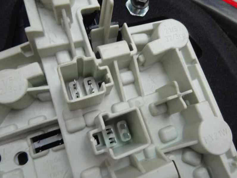 PILOTO TRASERO IZQUIERDO VOLVO S40 BERLINA 2005 2.0 D (136 CV)