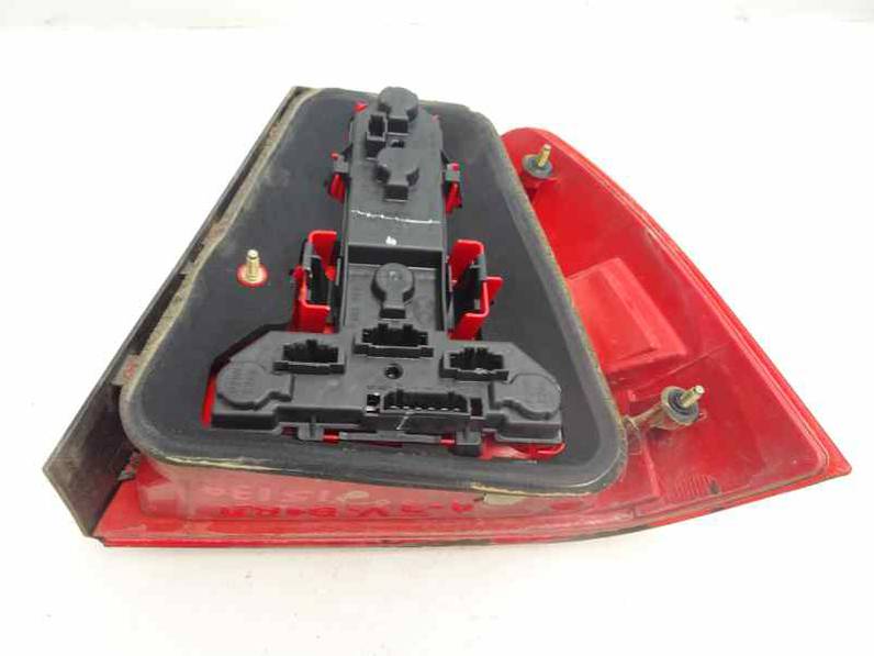 PILOTO TRASERO IZQUIERDO VOLKSWAGEN BORA BERLINA 2003 1.6 16V (105 CV)