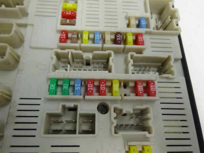 CAJA RELES FUSIBLES RENAULT MEGANE III BERLINA 5 P 2009 1.5 DCI D (106 CV)