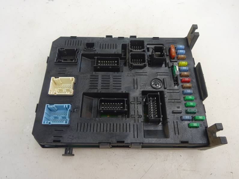 CAJA RELES FUSIBLES CITROEN C4 BERLINA 2006 1.6 16V HDI (90 CV)