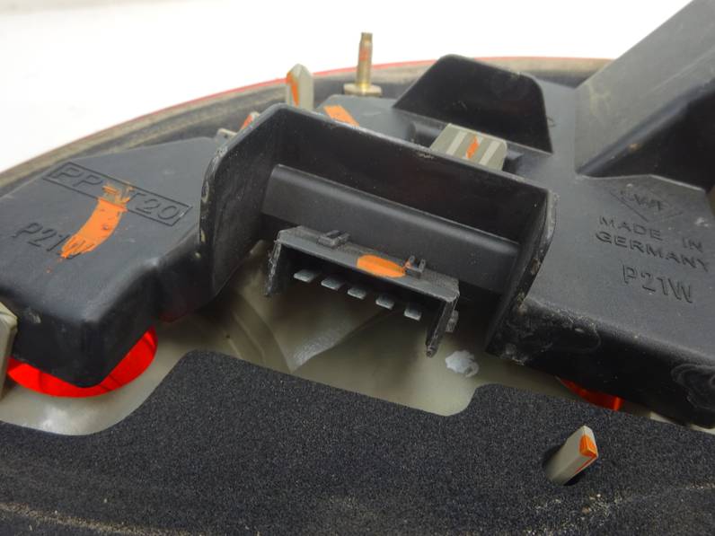 PILOTO TRASERO IZQUIERDO FORD KA 1997 1.3 (60 CV)