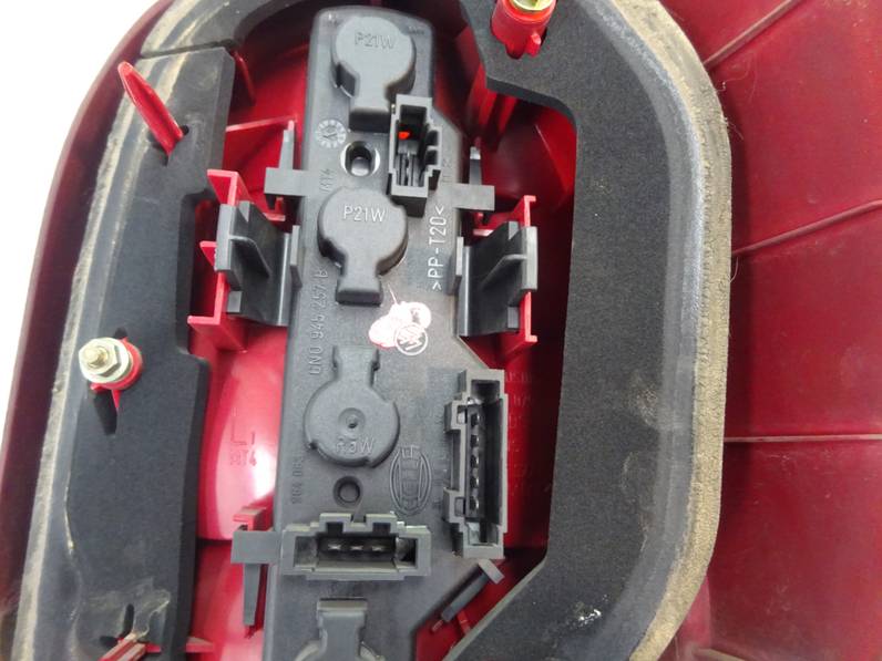 PILOTO TRASERO IZQUIERDO VOLKSWAGEN POLO 2001 1.9 SDI (64 CV)