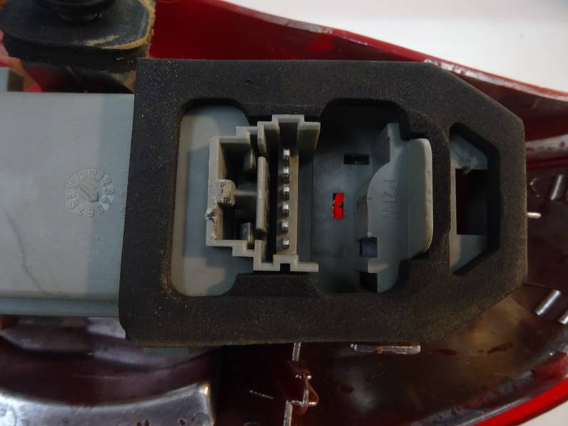 PILOTO TRASERO IZQUIERDO RENAULT CLIO II FASE II 2002 1.2 (58 CV)