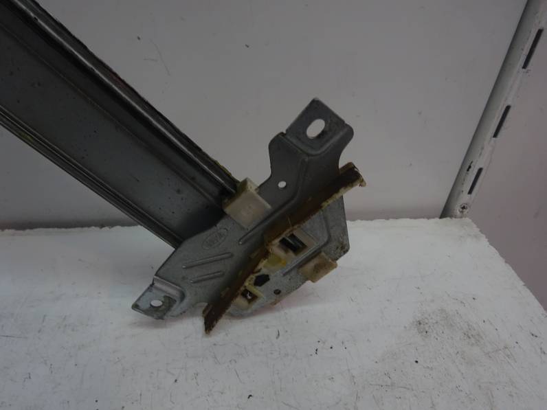 ELEVALUNAS TRASERO IZQUIERDO KIA SPORTAGE 2001 2.0 TURBODIESEL (83 CV)