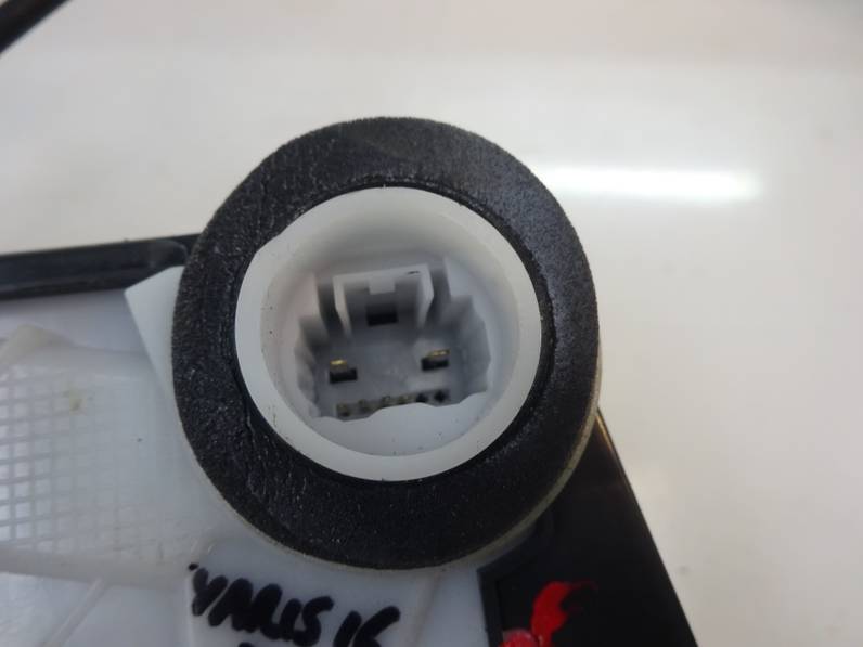 CERRADURA PUERTA DELANTERA DERECHA TOYOTA YARIS 2016 1.0 (69 CV)