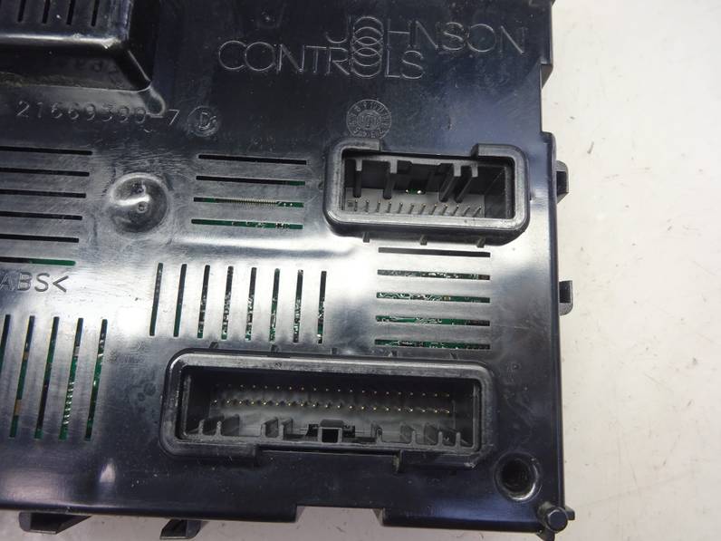 CAJA RELES FUSIBLES RENAULT CLIO III 2012 1.6 16V (112 CV)