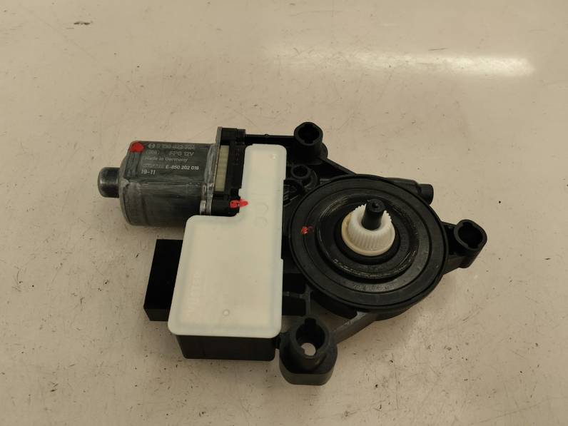 MOTOR ELEVALUNAS TRASERO DERECHO SEAT LEON 2020 1.5 16V TSI ACT (131 CV)