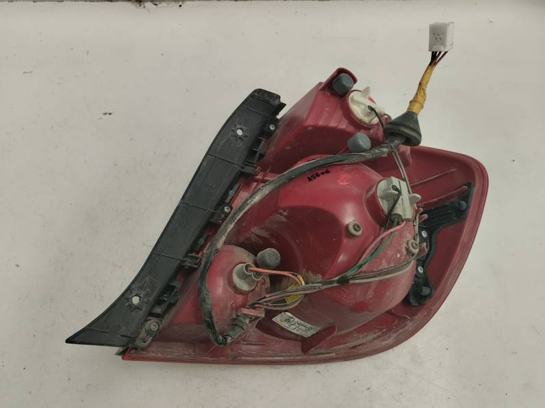 PILOTO TRASERO IZQUIERDO HYUNDAI ACCENT 2005 1.3 (86 CV)