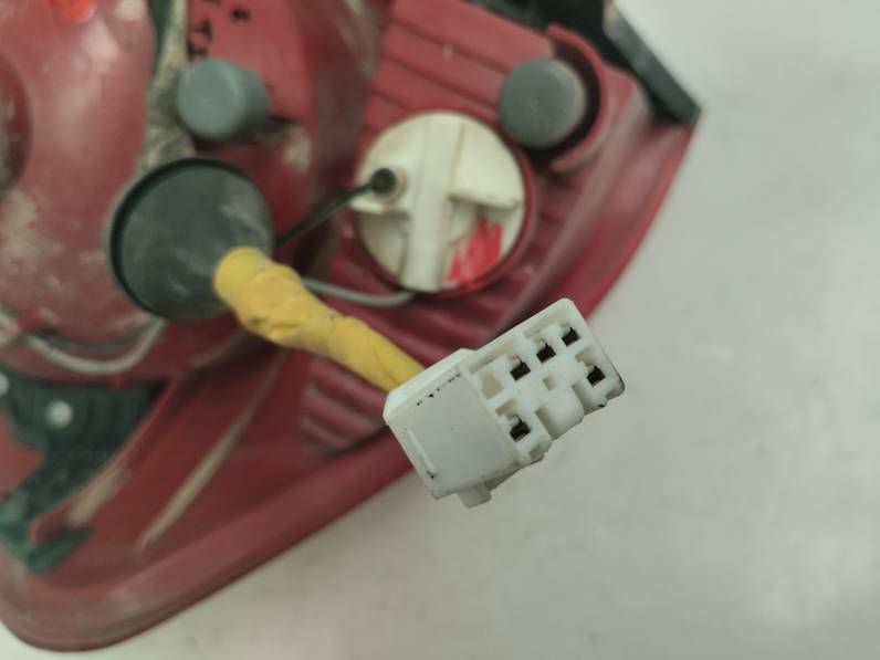 PILOTO TRASERO IZQUIERDO HYUNDAI ACCENT 2005 1.3 (86 CV)