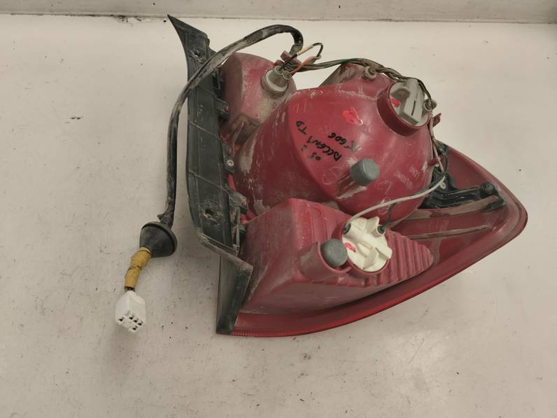 PILOTO TRASERO DERECHO HYUNDAI ACCENT 2005 1.3 (86 CV)